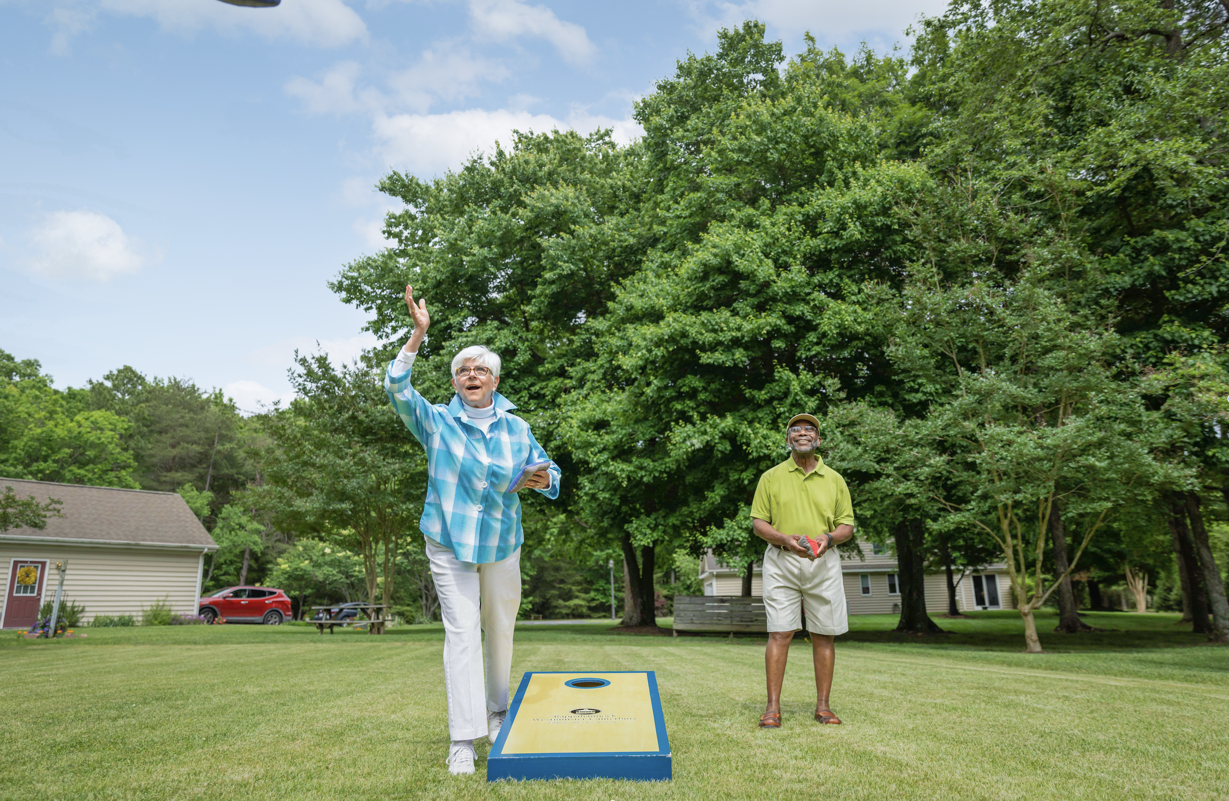 couple playing cornhole